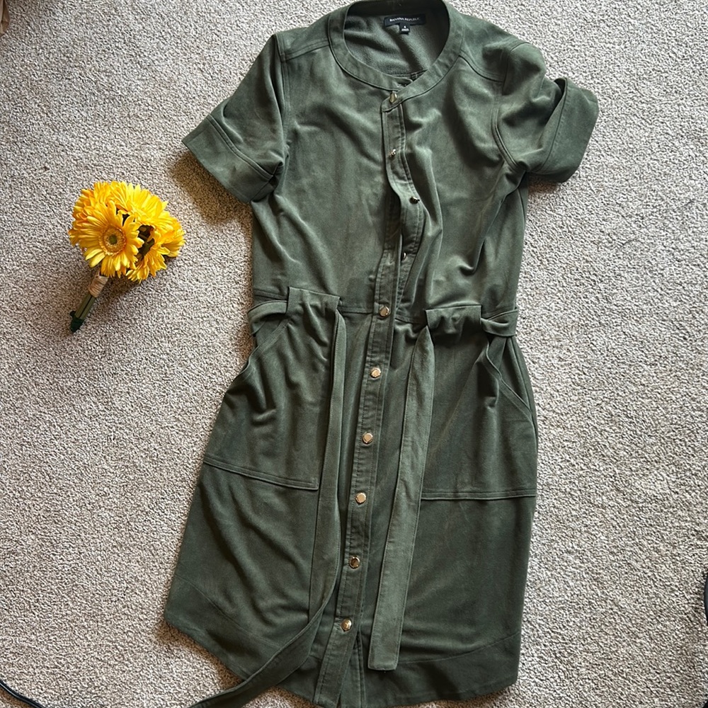 Banana republic size 6 green suede gold button dress